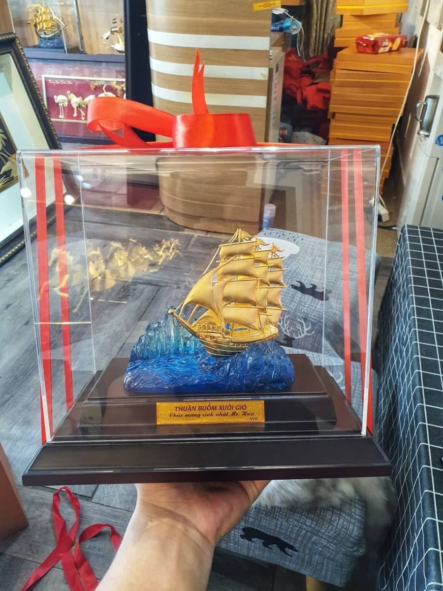 Mô hình thuyền buồm dát vàng mang lại may mắn Mô hình thuyền buồm dát vàng mang lại may mắn